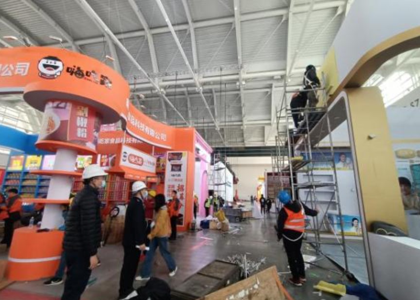 区应急局工作人员指导参展商、搭建商安全搭建展台